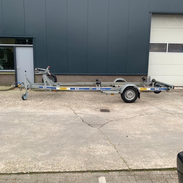 Motorboot enkel geremd