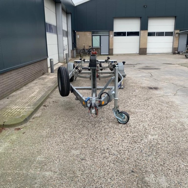 Motorboot enkel geremd
