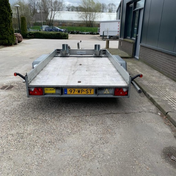 2 motorsteunen (verplicht bij gebruik als motortrailer)